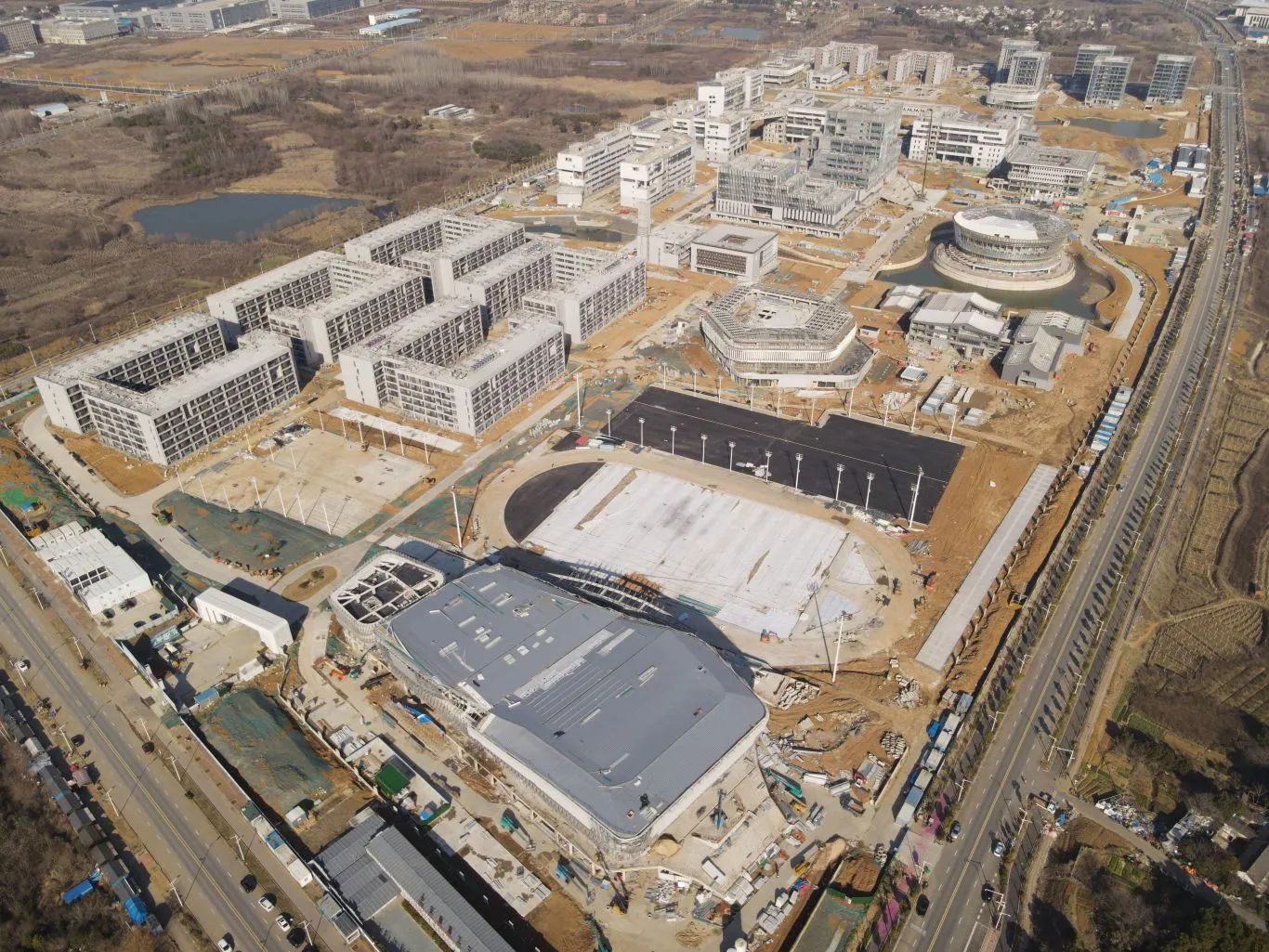 為確保春節(jié)后復工復產工作安全有序進行，裝飾公司合肥理工學院項目開展復工復產會及安全教育培訓。同時對生活區(qū)、施工現(xiàn)場材料、庫房等位置進行重點檢查。截至目前，項目圓滿完成了主體結構封頂、砌體及二次結構完成等施工節(jié)點。現(xiàn)已全面進入幕墻及精裝飾施工階段，目前內裝飾完成70%，幕墻完成80%。.jpg