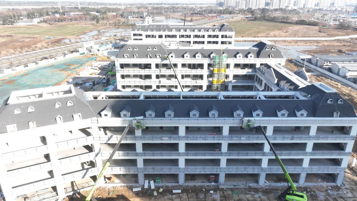 跑好龍年“第一棒”正當其時。五分公司各項目管理人員積極響應項目建設要求，大年初四全員到崗，召開全體班組復工復產會議，制定了分部分項工程的復工時間節(jié)點，為全面復工復產奠定堅實基礎。分公司領導現(xiàn)場檢查指導工作，要求項目部全方位安排，提前謀劃。在復工復產的同時要做到全員三級安全教育，杜絕一切盲目不安全的復工復產。努力營造大干快上局面，工人們在現(xiàn)場干的熱火朝天，管理人員也時刻為工人安全生產保駕護航。.JPG