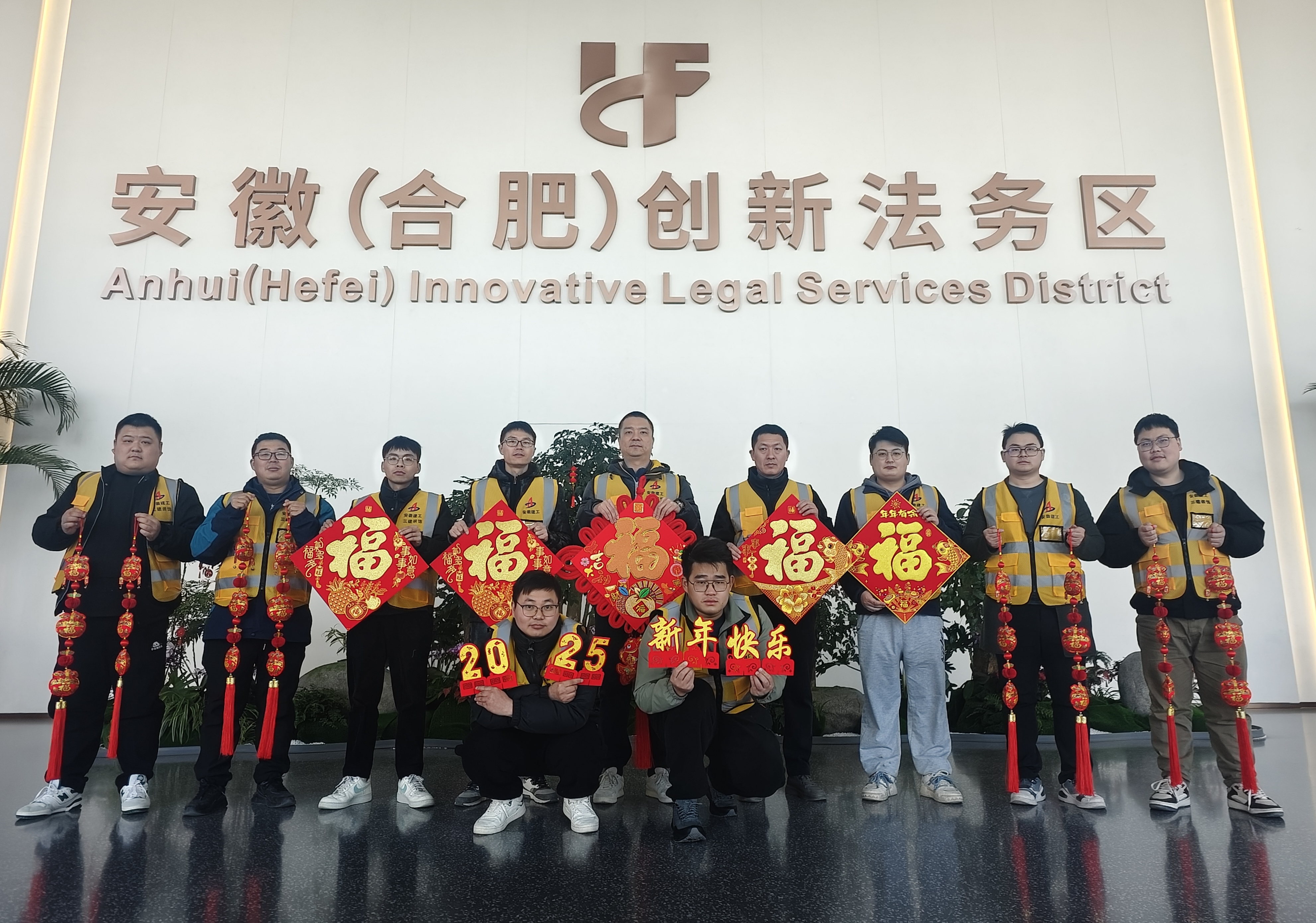 安徽（合肥）創(chuàng)新法務(wù)區(qū)項目位于龍川路和廬州大道西南角，總建筑面積約9萬平方米，建筑高度213.2米，共45層。項目主要是針對原綠地中央廣場D棟寫字樓進行改造，包括墻體拆改加固及部分?jǐn)U建、安裝及裝飾裝修。建設(shè)安徽（合肥）創(chuàng)新法務(wù)區(qū)，是踐行習(xí)近平法治思想的有力舉措，是服務(wù)安徽高質(zhì)量發(fā)展的重要支撐，是安徽省重點工程和建設(shè)法治安徽的重大工程，是更好服務(wù)打造“三地一區(qū)”、建設(shè)“七個強省”的重要舉措。.jpg